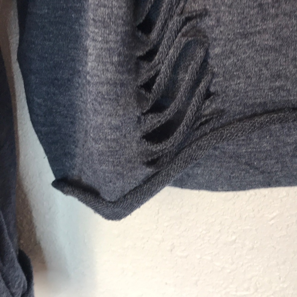 🗣Cute distressed box cut sweater - Picture 5 of 7